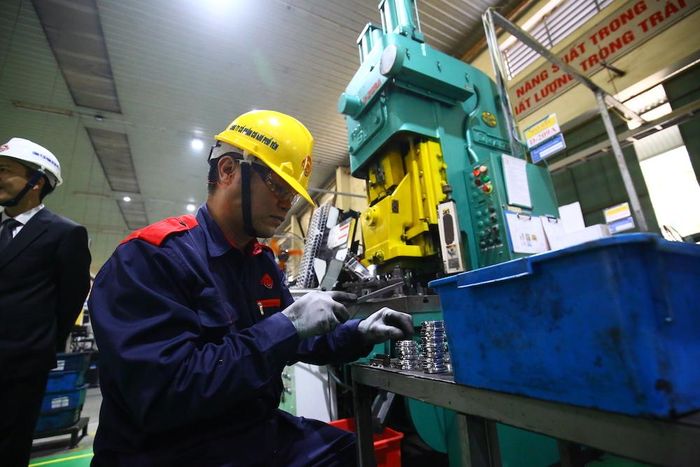 Không chỉ mở rộng thị trường trong nước, Nghị quyết số 10 còn được kỳ vọng sẽ tạo sức hút đối với dòng vốn FDI trong các lĩnh vực công nghệ cao như sản xuất pin, điện tử công suất, cảm biến, phần mềm ô tô, vật liệu mới hay thiết bị hạ tầng sạc. Đây đều là những lĩnh vực có hàm lượng công nghệ cao và tạo giá trị gia tăng lớn trong chuỗi sản xuất ô tô.