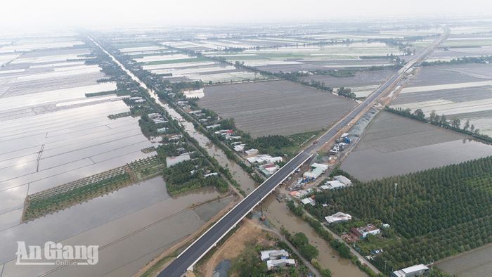 Cao tốc Châu Đốc - Cần Thơ - Sóc Trăng đoạn qua xã Vĩnh Hanh. Ảnh: LÊ TRUNG HIẾU