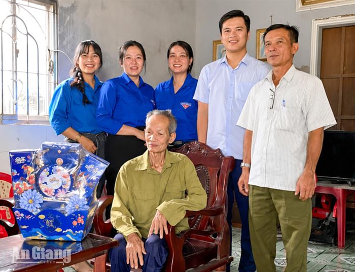 Đoàn Thanh niên xã Đông Hòa tổ chức chương trình “Bữa cơm tri ân” tại các gia đình chính sách.
