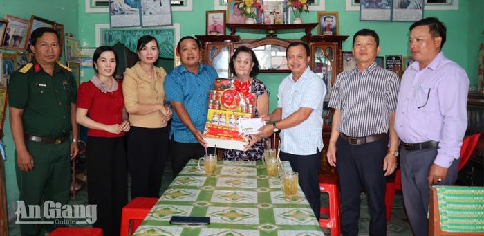 Chính quyền xã Đông Hòa đến thăm bà Trần Thị Nhộng, mẹ liệt sĩ Nguyễn Thanh Điền, ấp 9 Xáng.