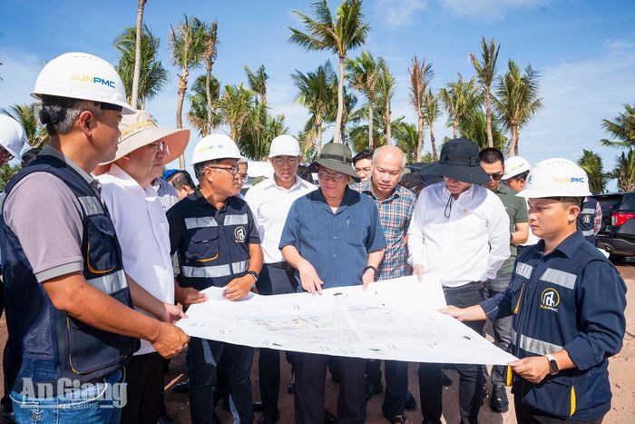 Chủ tịch UBND tỉnh An Giang Hồ Văn Mừng kiểm tra tiến độ thi công Khu đô thị hỗn hợp Bãi Đất Đỏ. Ảnh TRUNG HIẾU