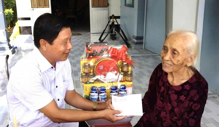 Phó Giám đốc Sở Nội vụ tỉnh An Giang Huỳnh Tấn Phi đến thăm Mẹ Việt Nam Anh hùng Lê Thị Hai, ấp Kênh 9.