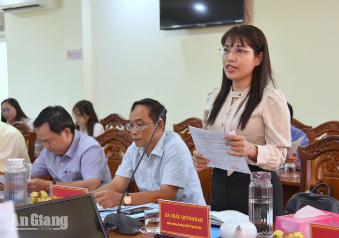 Đại biểu Quốc hội tỉnh An Giang Châu Quỳnh Giao đề nghị phường Rạch Giá tăng cường đào tạo kỹ năng cho cán bộ phụ trách giải quyết khiếu nại.