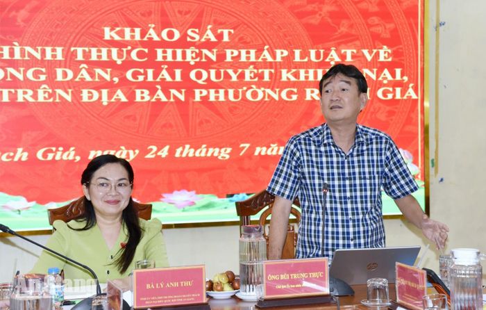 Phó Bí thư Đảng ủy, Chủ tịch UBND phường Rạch Giá Bùi Trung Thực báo cáo về tình hình thực hiện pháp luật, công tác tiếp công dân, giải quyết khiếu nại, tố cáo tại UBND phường Rạch Giá.