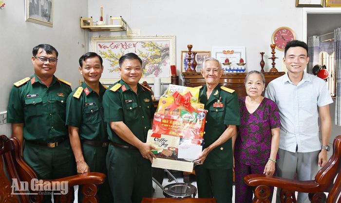 Đại tá Lê Văn Sáng tặng quà cho Anh hùng Nhân dân Đặng Công Nhân.
