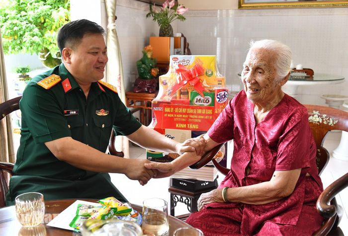 Đại tá Lê Văn Sáng ân cần thăm hỏi Mẹ Việt Nam Anh hùng Trần Thị Ngẫu.