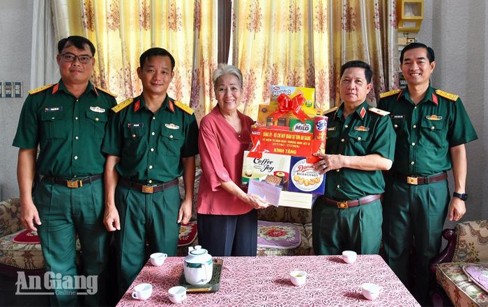 Thiếu tướng Nguyễn Văn Hùng, Ủy viên Ban Thường vụ Tỉnh ủy, Chỉ huy trưởng Bộ Chỉ huy Quân sự tỉnh, tặng quà cho gia đình Thiếu tướng Ngô Văn Dương, nguyên Phó Tư lệnh Quân khu 9.