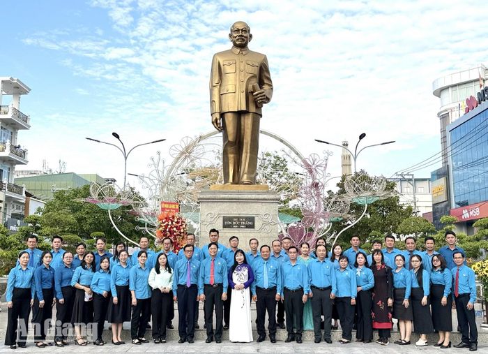 Phó Bí thư Tỉnh ủy, Chủ tịch Ủy ban MTTQ Việt Nam tỉnh An Giang Trần Thị Thanh Hương cùng cán bộ Công đoàn tỉnh An Giang tại tượng đài Chủ tịch Tôn Đức Thắng, phường Long Xuyên.