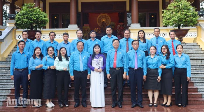 Phó Bí thư Tỉnh ủy, Chủ tịch Ủy ban MTTQ Việt Nam tỉnh An Giang Trần Thị Thanh Hương cùng cán bộ Công đoàn tỉnh An Giang tại Khu Lưu niệm Chủ tịch Tôn Đức Thắng, xã Mỹ Hòa Hưng.