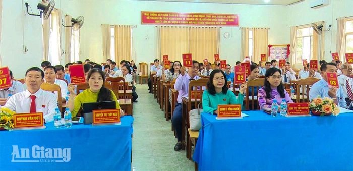 Đại biểu biểu quyết thông qua các nội dung tại kỳ họp.
