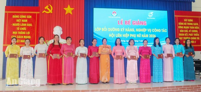 Chiều 24/7, Hội Liên hiệp Phụ nữ tỉnh An Giang phối hợp với Trường Chính trị Tôn Đức Thắng (An Giang) tổ chức lễ bế giảng lớp bồi dưỡng kỹ năng, nghiệp vụ công tác Hội năm 2026.