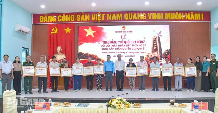 Lãnh đạo xã Vĩnh Thuận trao Bằng Tổ quốc ghi công cho thân nhân liệt sĩ.