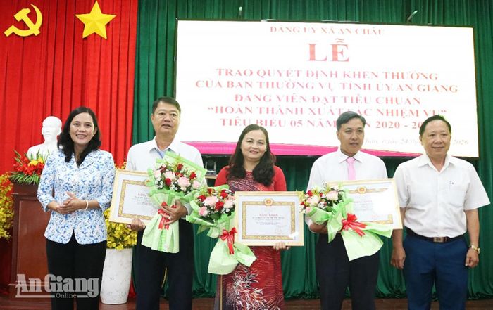 Dịp này, Đảng ủy xã An Châu trao bằng khen của Ban Thường vụ Tỉnh ủy An Giang cho 3 đảng viên hoàn thành xuất sắc nhiệm vụ 5 năm liền (2020 - 2024).