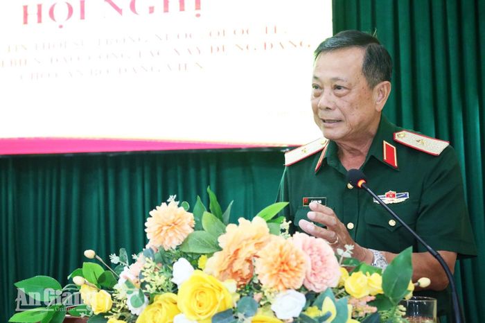 Thiếu tướng Lê Hoàng Phúc thông tin về chuyên đề giáo dục truyền thống cách mạng, truyền thống quân đội nhân dân Việt Nam.