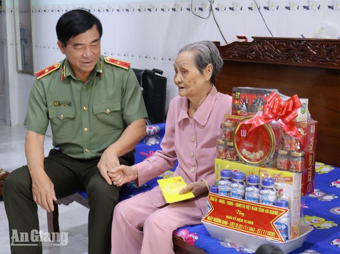 Thiếu tướng Nguyễn Văn Hận, Giám đốc Công an tỉnh An Giang, đến thăm hỏi sức khỏe bà Cao Thị Cúc (thương binh 21%), ngụ phường Hà Tiên.