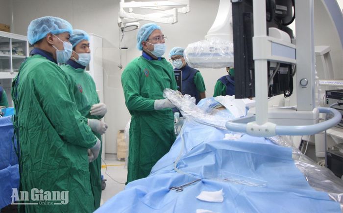 Bệnh viện Đa khoa Châu Đốc tổ chức trình diễn kỹ thuật trực tiếp (Live case) ca phẫu thuật tán sỏi đường mật trong gan xuyên qua da tại phòng DSA.