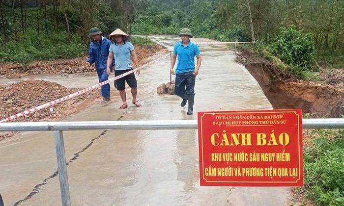 Tuyến đường 291C qua xã Đại Sơn bị sạt lở do mưa lũ.