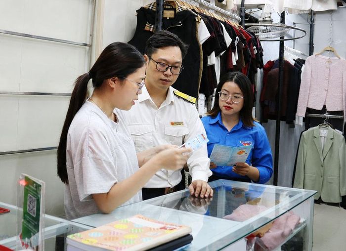 Cán bộ ngành Thuế tỉnh tuyên truyền, phổ biến về các chính sách thuế đến hộ kinh doanh.