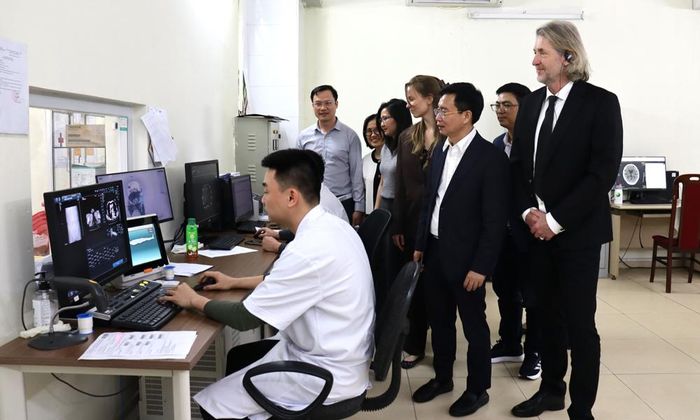  Đoàn công tác của Thụy Điển tìm hiểu mô hình chuyển đổi số tại Bệnh viện Đa khoa Bắc Ninh số 1. 