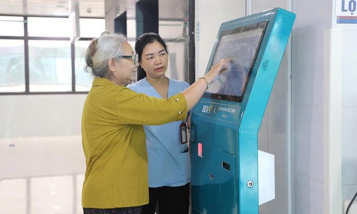  Có bảo hiểm y tế, người dân chủ động hơn trong khám sức khỏe. Ảnh: Người dân đăng ký khám bệnh trên kiosk thông minh tại Bệnh viện Đa khoa Yên Phong. 