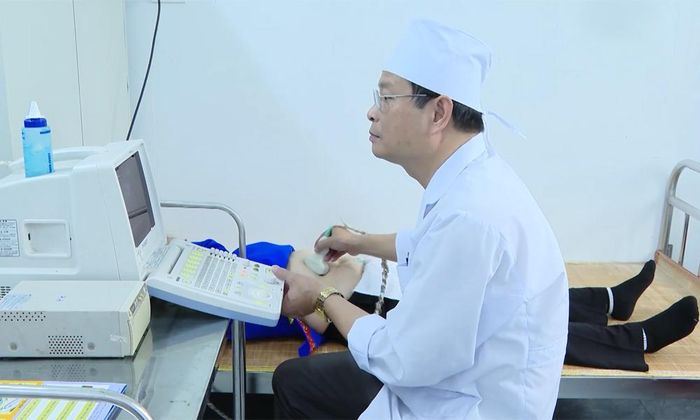  Quan tâm chăm sóc sức khỏe người dân tộc thiểu số. Ảnh: Siêu âm chẩn đoán bệnh tại Trạm Y tế Đồng Kỳ. 