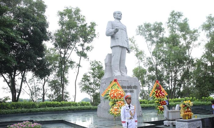Tượng đài đồng chí Hoàng Quốc Việt.