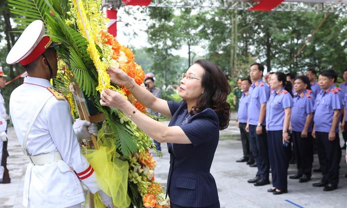 Đồng chí Nguyễn Thị Hương và đại biểu dự lễ dâng hương tại tượng đài đồng chí Hoàng Quốc Việt.