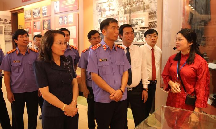 Các đại biểu tham quan Nhà trưng bày thân thế, sự nghiệp đồng chí Hoàng Quốc Việt.