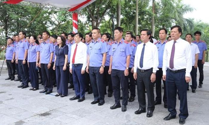 Các đại biểu dự lễ dâng hương tại tượng đài đồng chí Hoàng Quốc Việt.