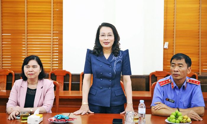  Đồng chí Nguyễn Thị Hương phát biểu chúc mừng. 
