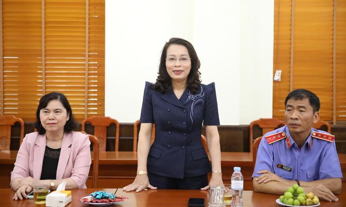  Đồng chí Nguyễn Thị Hương phát biểu chúc mừng. 