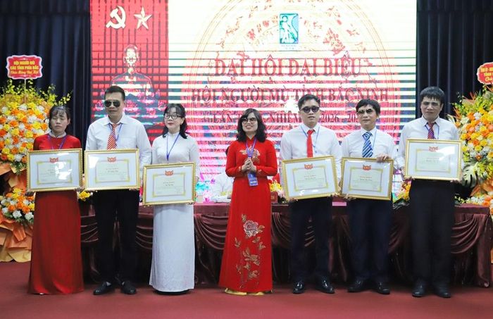 Bà Đinh Việt Anh, Phó Chủ tịch Hội Người mù Việt Nam tặng Bằng khen cho các tập thể, cá nhân có thành tích xuất sắc trong công tác Hội, nhiệm kỳ 2020-2025.