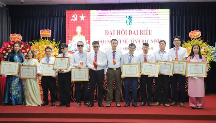 Lãnh đạo Hội Người mù tỉnh tặng Giấy khen cho các cá nhân có thành tích xuất sắc trong công tác Hội và phong trào thi đua.