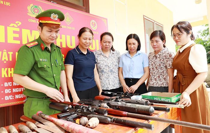  Cán bộ Công an xã tuyên truyền để người dân địa phương hiểu, vận động người thân, hàng xóm giao nộp, tố giác các hành vi sử dụng hoặc tàng trữ vũ khí, vật liệu nổ, công cụ hỗ trợ trái phép. 