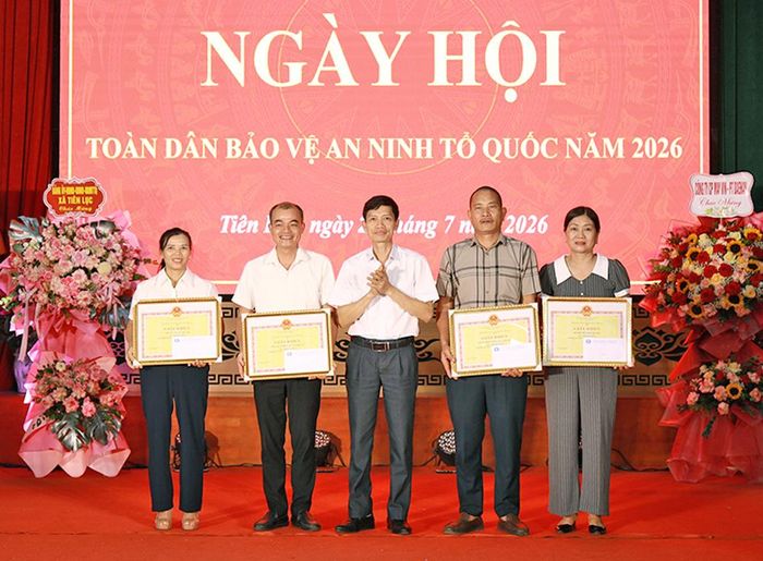  Đồng chí Nguyễn Văn Tuấn trao Giấy khen của Chủ tịch UBND xã cho các tập thể có đóng góp xuất sắc trong phong trào toàn dân bảo vệ an ninh Tổ quốc. 