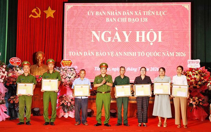  Thượng tá Quách Văn Hưng, Trưởng Công an xã Tiên Lục trao Giấy khen của Chủ tịch UBND xã cho các cá nhân có thành tích xuất sắc trong phong trào toàn dân bảo vệ an ninh Tổ quốc. 