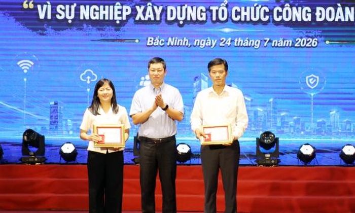  Đồng chí Trần Huy Phương trao Kỷ niệm chương cho các cá nhân tiêu biểu. 