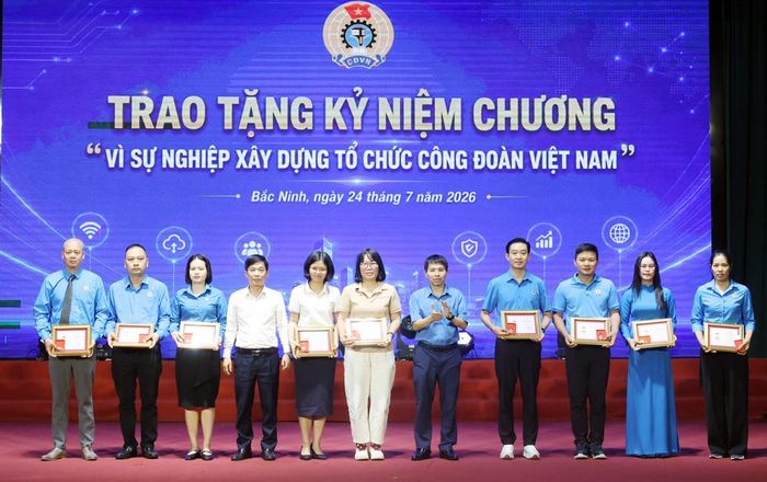  Đồng chí Nguyễn Anh Tuấn và lãnh đạo ban chuyên môn Tổng Liên đoàn Lao động Việt Nam trao Kỷ niệm chương cho các cá nhân tiêu biểu. 