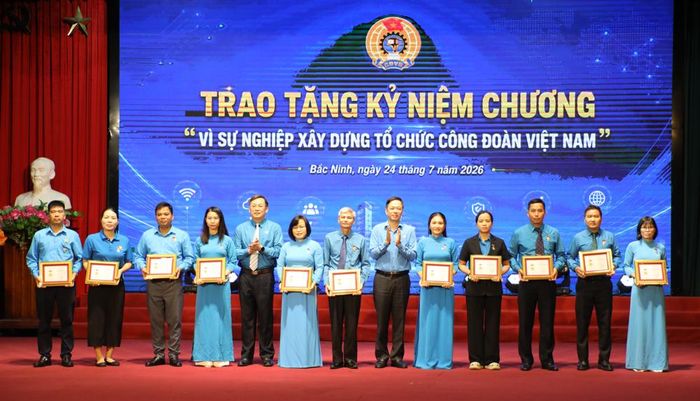  Lãnh đạo Liên đoàn Lao động tỉnh và đại diện ban chuyên môn Tổng Liên đoàn Lao động Việt Nam trao Kỷ niệm chương cho các cá nhân. 