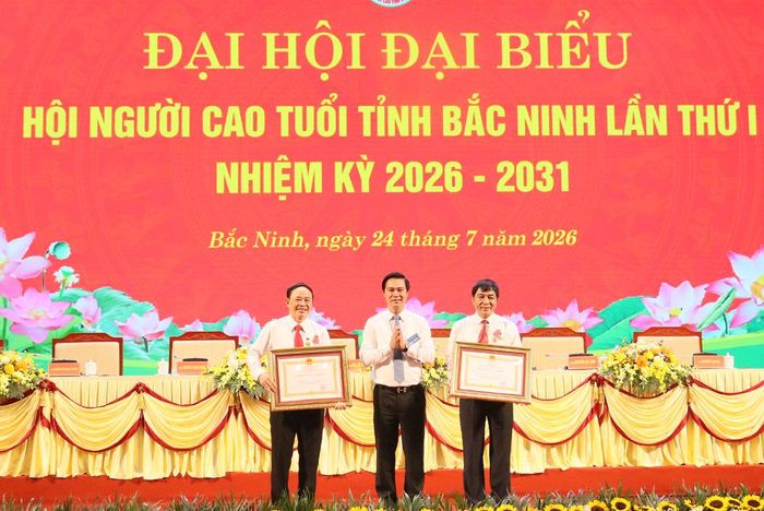  Thừa ủy quyền của Chủ tịch nước, đồng chí Lê Xuân Lợi, Phó Chủ tịch UBND tỉnh trao Huân chương Lao động hạng Nhì cho 2 cá nhân có nhiều thành tích trong công tác và thực hiện các phong trào thi đua. 