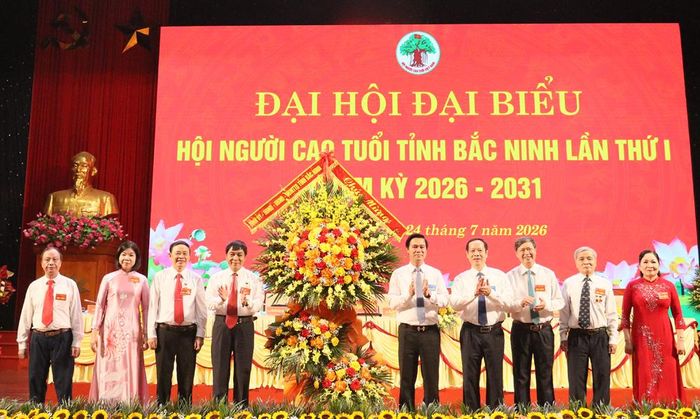  Các đồng chí lãnh đạo tỉnh và đại biểu tặng hoa chúc mừng Đại hội. 