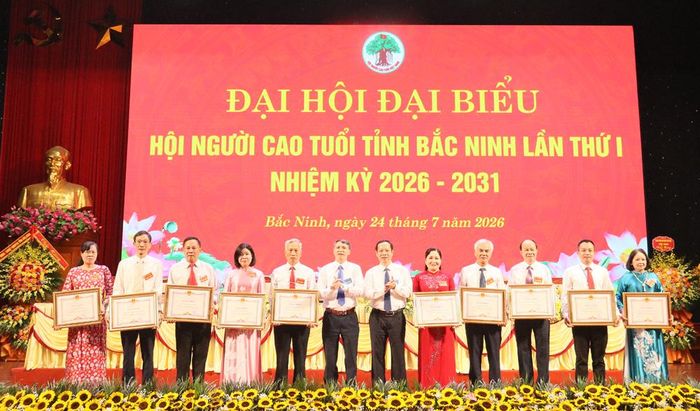 Khen thưởng các cá nhân, tập thể có nhiều thành tích trong công tác và thực hiện các phong trào thi đua. 