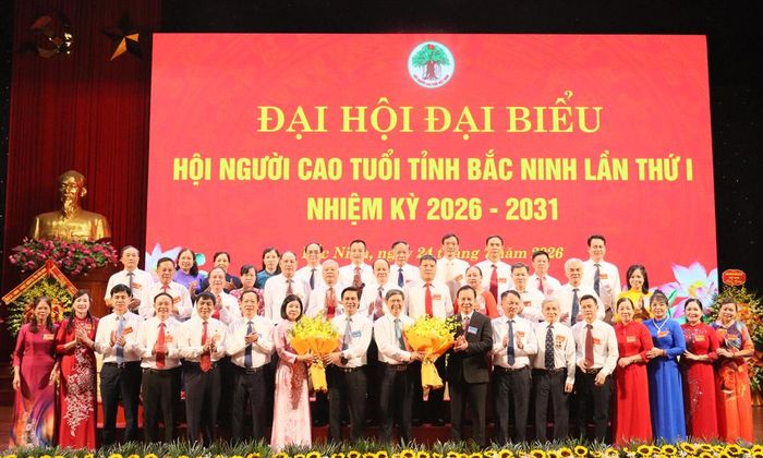  Các đại biểu tặng hoa chúc mừng Ban Chấp hành Hội Người cao tuổi tỉnh Bắc Ninh khóa I, nhiệm kỳ 2026 - 2031. 