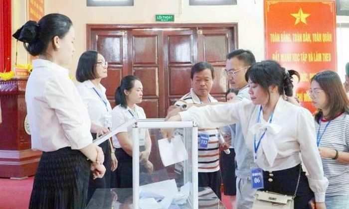Khách hàng tham gia bỏ phiếu đấu giá đất tại xã Tân Dĩnh vào ngày 5/7/2026.