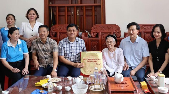  Lãnh đạo phường Võ Cường thăm và tặng quà mẹ Nguyễn Thị Bảy. 
