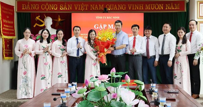 Đồng chí Trần Huy Phương tặng hoa Đoàn đại biểu tỉnh Bắc Ninh dự Đại hội đại biểu toàn quốc Hội Chữ thập đỏ Việt Nam lần thứ XII, nhiệm kỳ 2026-2031.