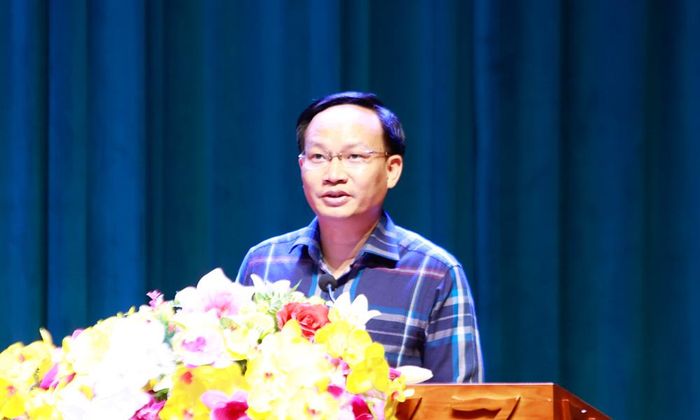  Phó Chủ tịch UBND tỉnh Phạm Văn Thịnh trình bày các Tờ trình. 