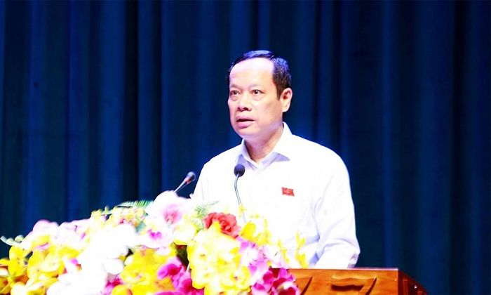  Đồng chí Nghiêm Xuân Hưởng trình bày các dự thảo nghị quyết. 