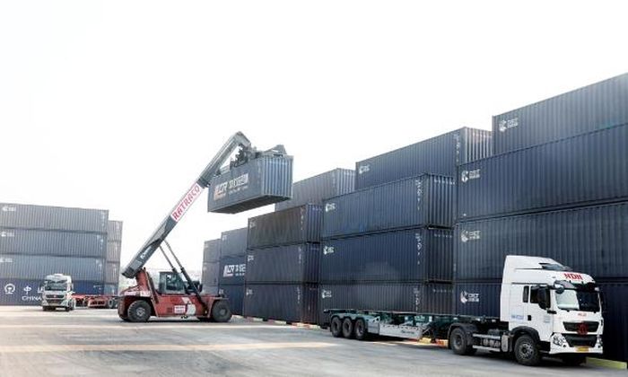 Sở hữu Ga liên vận quốc tế Kép, khu vực Kép được dự kiến thành lập khu kinh tế chuyên biệt trọng điểm của tỉnh. Ảnh: Tháo dỡ hàng hóa tại kho bãi ga Kép.