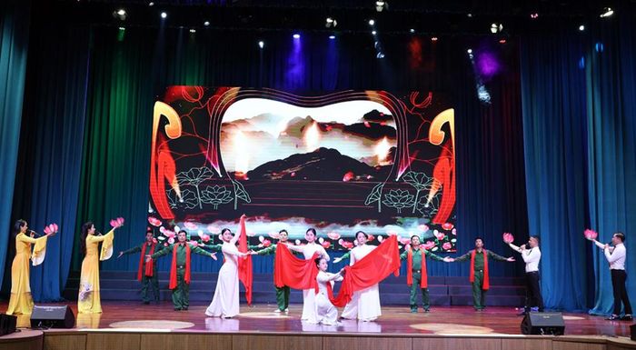 Biểu diễn văn nghệ chào mừng khai mạc Tuần phim kỷ niệm Ngày Thương binh - Liệt sĩ 27/7.